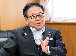 世耕 弘成 氏