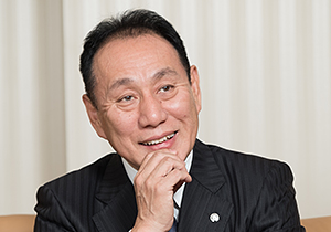 芳井 敬一 氏