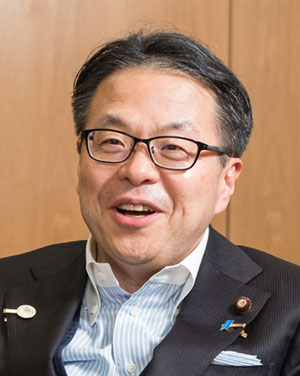 世耕 弘成 氏